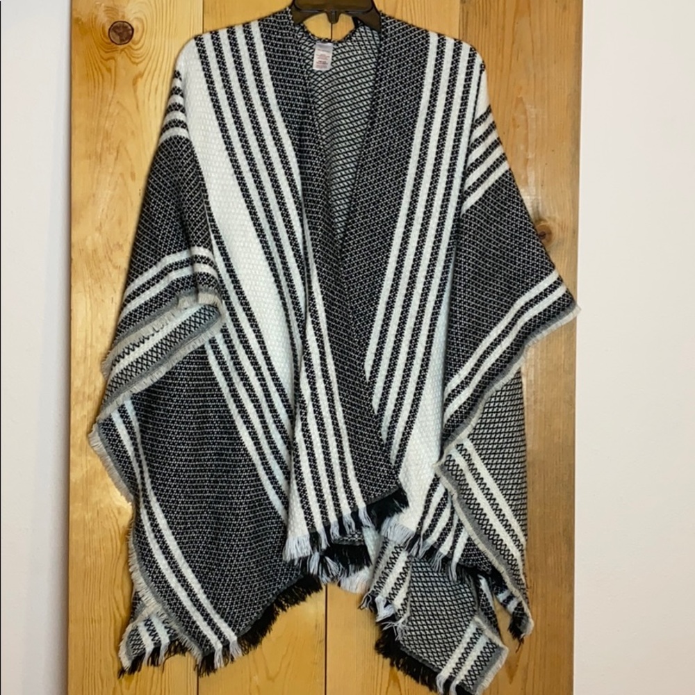 Poncho - Picture 4 of 7